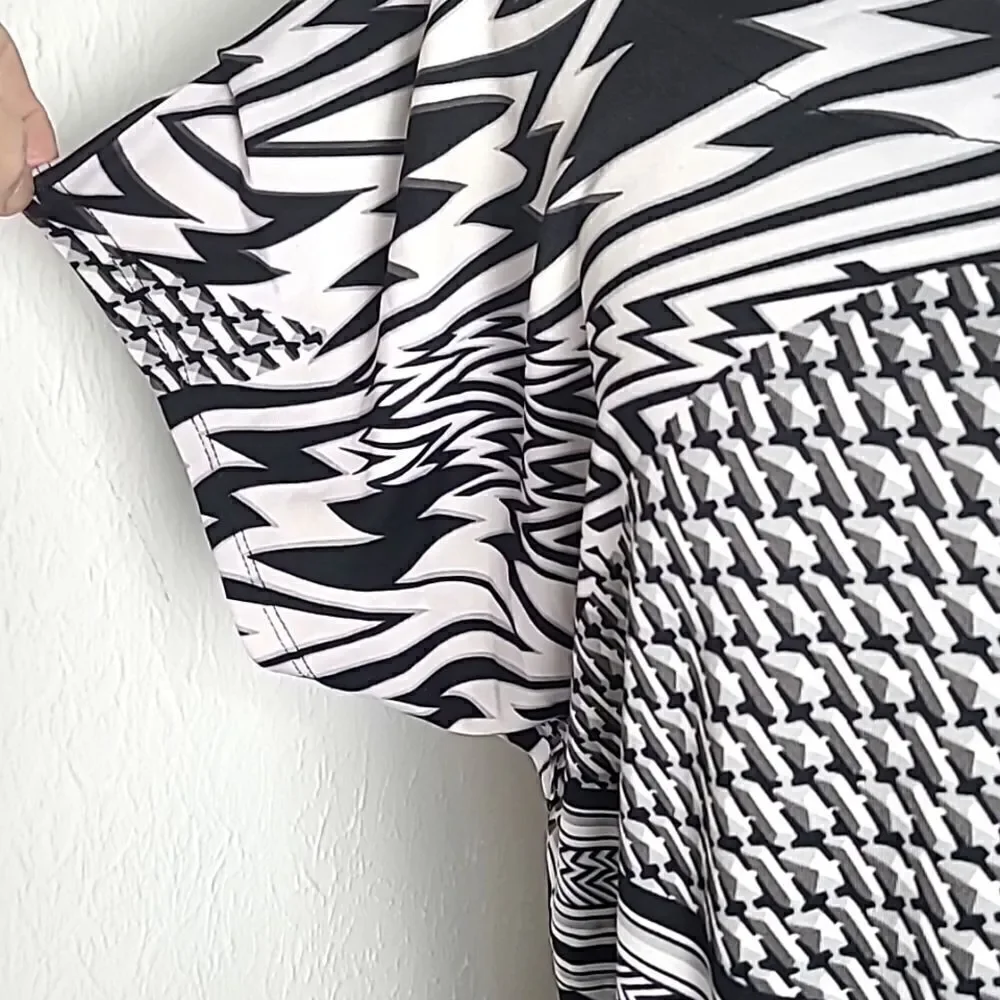 Dots Black & White Aysemetrical Print Dress with Pockets in Front, Size Medium